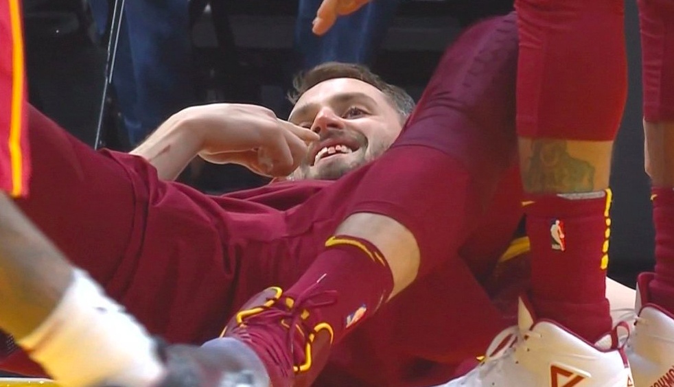 LeBron matches Michael Jordan's record for 866th straight double-digit scoring game